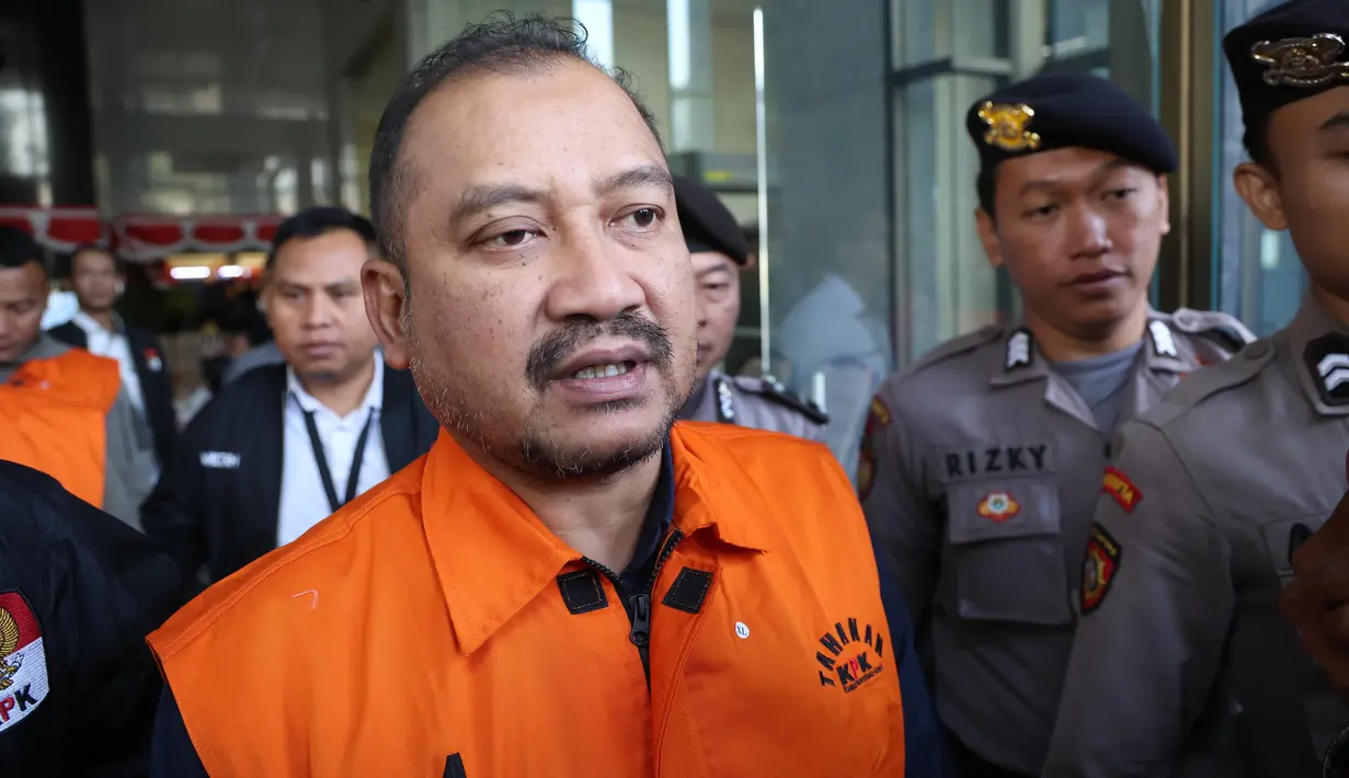 Bupati Pemalang Anom Widiyantoro berjalan menuju mobil tahanan usai menjalani pemeriksaan di Gedung Merah Putih KPK, Jakarta, Kamis  (30/7/2026).  (KLY/ Arie Basuki)