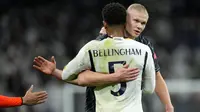 Striker Manchester City, Erling Haaland memeluk gelandang Real Madrid, Jude Bellingham setelah berakhirnya laga leg pertama babak perempatfinal Liga Champions 2023/2024 yang berakhir imbang 3-3 di Santiago Bernabeu Stadium, Selasa (9/4/2024) malam. (AP Photo/Manu Fernandez)