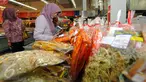BPOM melakukan sidak dan pengawasan pangan di sebuah pasar modern di Pasar Minggu, Jakarta, Kamis (9/7/2015). Sidak dilakukan guna menjaga kualitas makanan jelang Lebaran. (Liputan6.com/Yoppy Renato)