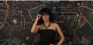 Muda, Cantik dan berprestasi membuat banyak pria mendekati DJ Una. Tetapi ada beberapa syarat untuk menaklukan hati DJ Una. Meskipun masih malu-malu, DJ muda ini sudah mengakui bahwa dirinya telah memiliki seorang pacar.