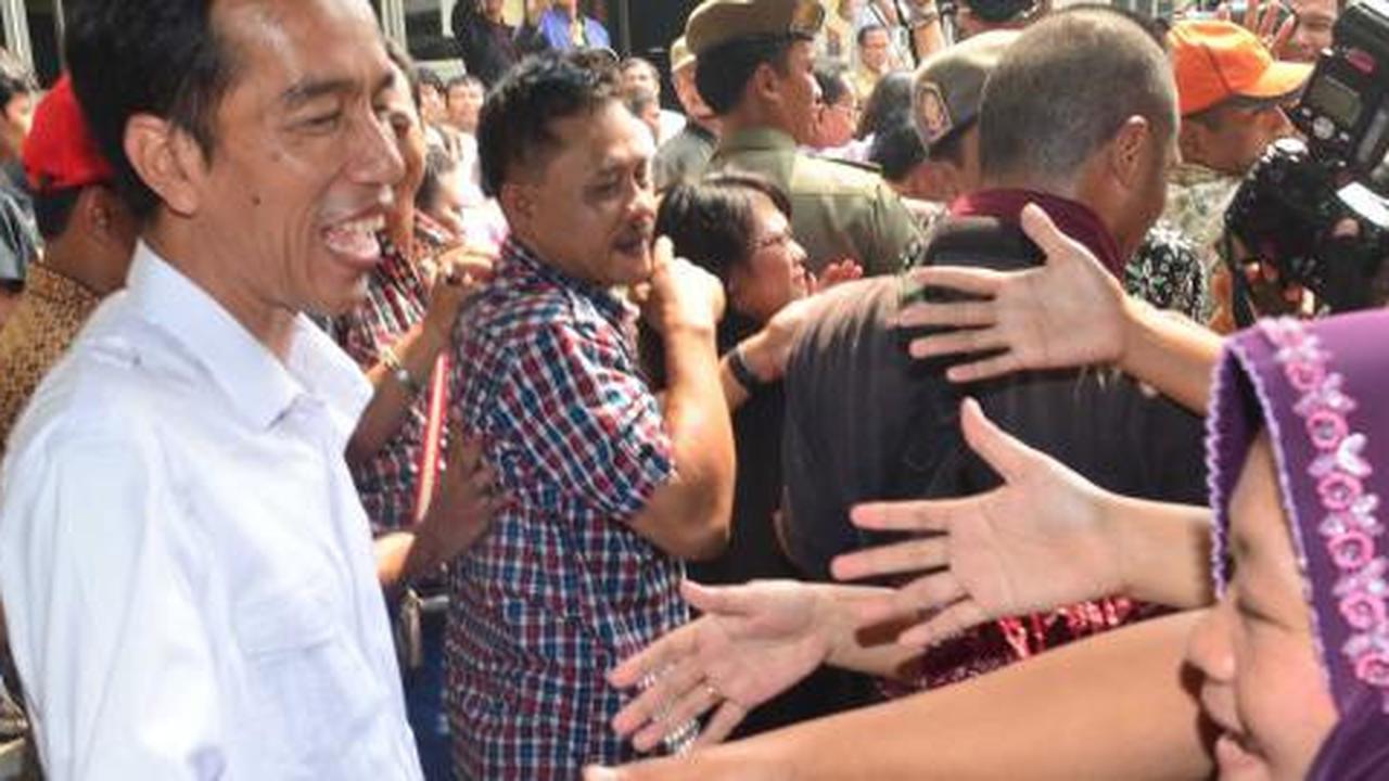 Berebut bantuan, seorang ibu pingsan di hadapan Jokowi