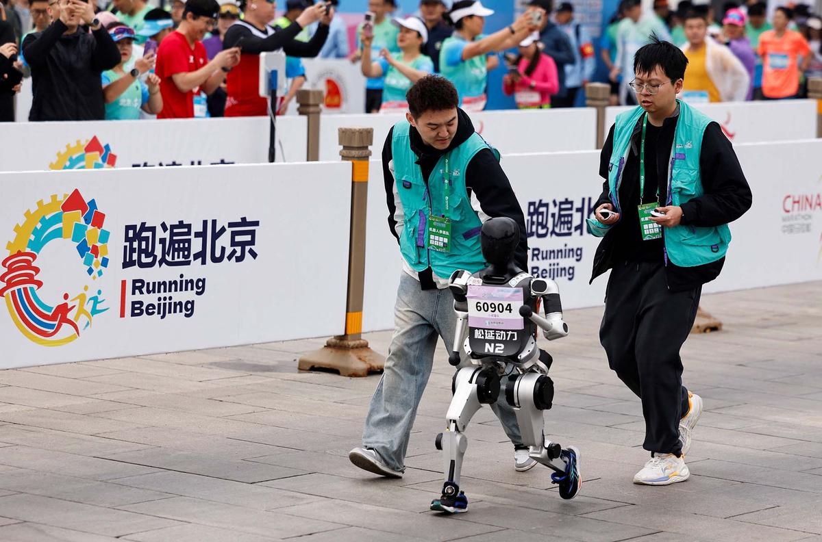 FOTO:  Pertama di Dunia! Puluhan Robot Humanoid Mengikuti Ajang Lomba Lari Setengah Marathon