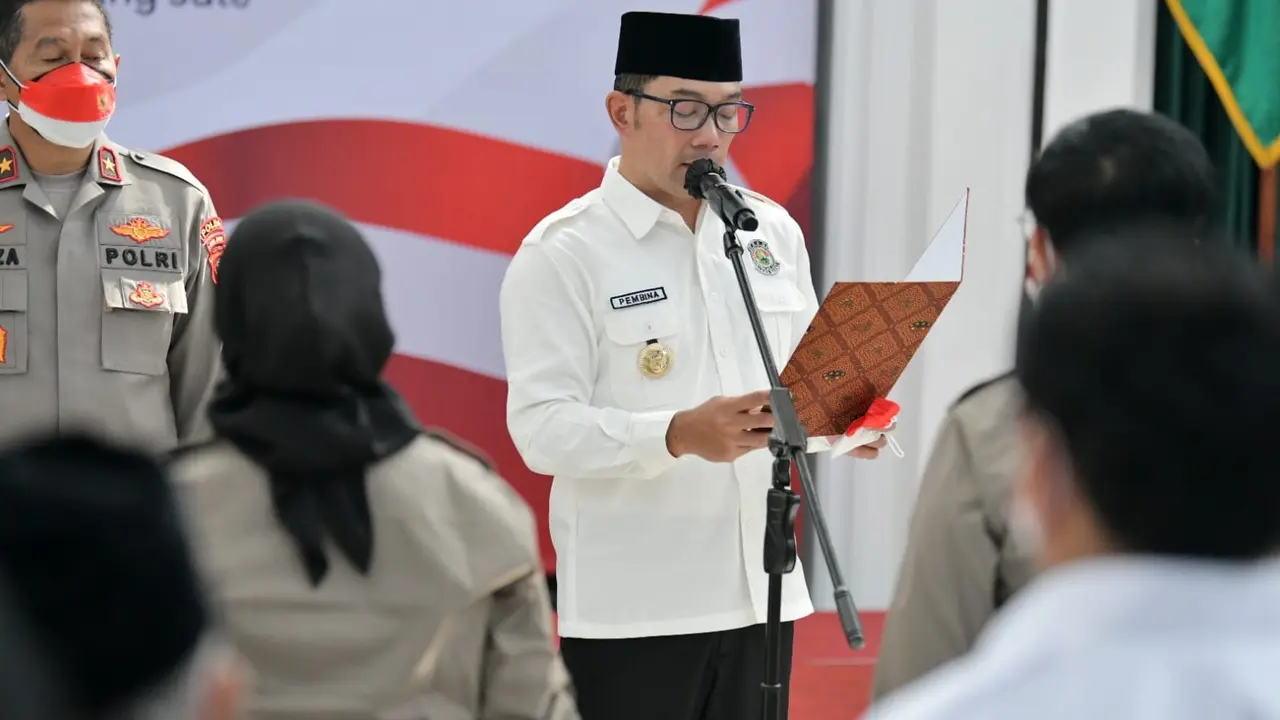 Gubernur Jawa Barat Ridwan Kamil saat melantik kepengurusan Forum Kewaspadaan Dini Masyarakat (FKDM) Provinsi Jabar periode 2022-2025