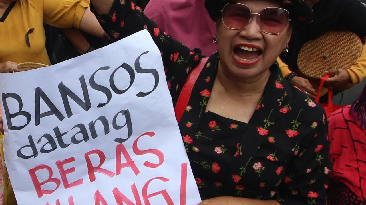 Sekelompok ibu-ibu atau emak-emak yang tergabung dalam Gerakan Keadilan Rakyat (GKR) melakukan longmarch menuju Gedung Bawaslu, Jakarta, Selasa (27/02/2024).&nbsp;Merdeka.com/Arie Basuki&nbsp;