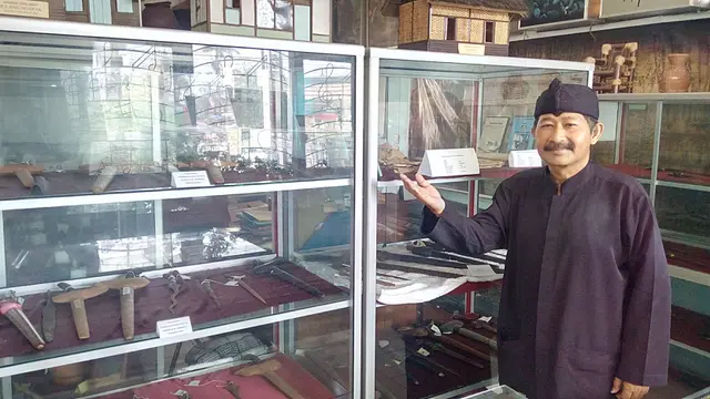 Asep Suryadi, Kepala Unit Pelaksana Teknis Museum RAA Adiwidjaja dan Bale Paminton Garut, menunjukan ragam koleksi keris di dalam ruangan museum