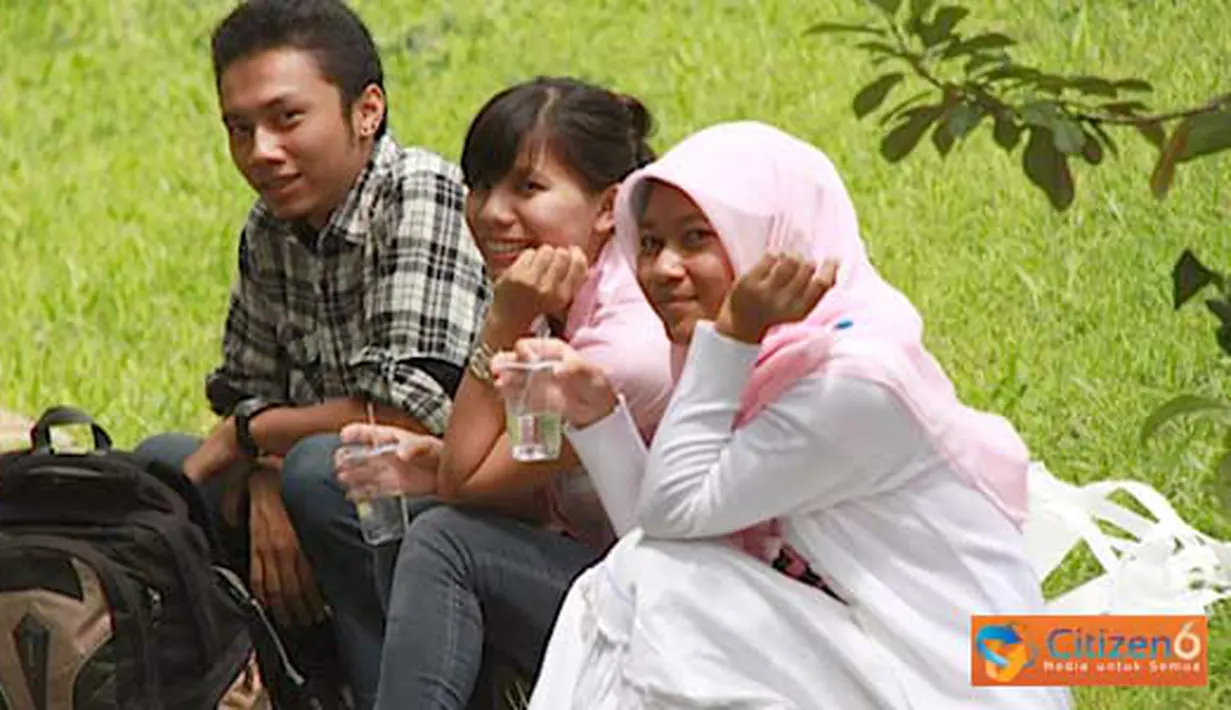 	Citizen6, Yogyakarta: Para Mahasiswa UGM Yogyakarta, sedang berdiskusi tentang workshop Citizen6, sambil makan siang. (Pengirim: Ady Permadi)