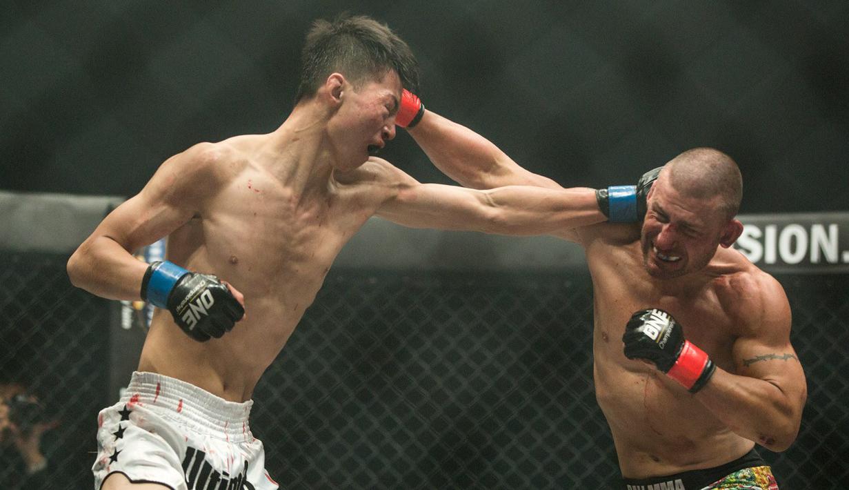 Duel Xie Bin (kiri) melawan Casey Suire di kelas bantam pada laga tarung bebas MMA bertajuk One Championship yang diselenggarakan di JCC Jakarta Sabtu (27/8/2016).  (Bola.com/Peksi Cahyo)