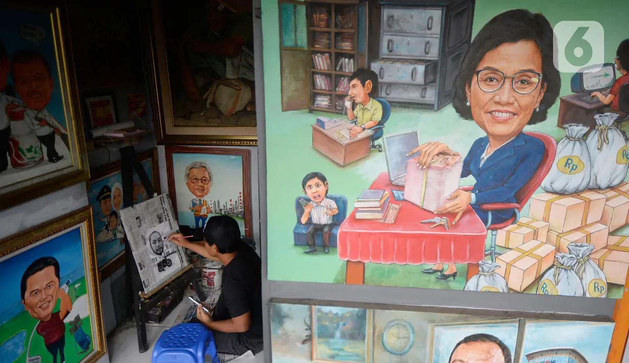 Seorang pelukis sedang menyelesaikan lukisan tokoh-tokoh nasional di Depan Pasar Baru, Jakarta, Kamis (24/12/2020). Di masa-masa awal pandemi para pelukis ini mengaku sepi pesanan, tapi kini mulai banyak pemesanan lukisan mulai tokoh nasional hingga para artis. (merdeka.com/Dwi Narwoko)