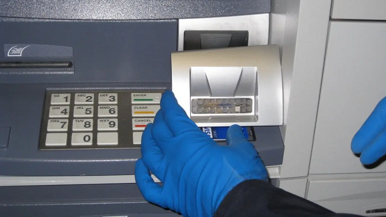 Mengintip Cara Kerja Teknik Skimming Kartu ATM