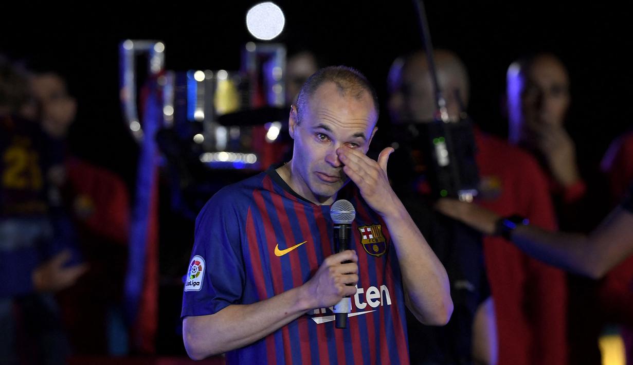 Andres Iniesta adalah legenda hidup Barcelona. Ia menghabiskan seluruh karirnya di Camp Nou sebelum pindah ke klub Jepang, Vissel Kobe. Pemain yang tercatat sumbangkan lebih dari 30 trofi ini, secara menyedihkan harus pergi dari Catalan dengan status bebas transfer. (Foto: AFP/Lluis Gene)