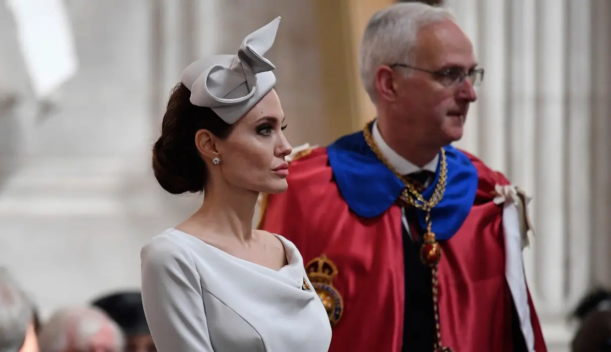 Aktris Angelina Jolie menghadiri acara Service of Commemoration and Dedication St Michael & St George di Katedral St. Paul, London, Kamis (28/6). Kesan elegan dari penampilan Jolie semakin terlihat dengan gaya rambut updo yang chic. (Leon Neal/PA via AP)
