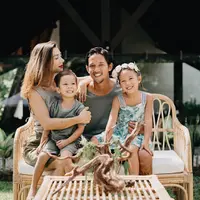 Pasangan harmonis ini tunjukkan beberapa potret kompak dengan keluarga kecilnya. (Sumber foto: jenniferbachdim/instagram)