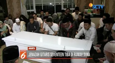 Jenazah Herman Seventeen tiba di rumah duka di Pancoran, Jakarta Selatan. Rencananya jenazah akan dimakamkan di Maluku Utara.