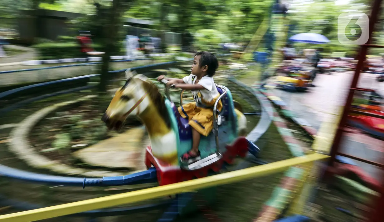 <p>Seorang anak menaiki wahana permainan saat menikmati liburan hari kedua Idul Fitri 1443 H di Taman Margasatwa Ragunan, Jakarta, Selasa (3/5/2022). Masyarakat disarankan mendaftar secara online satu hari sebelum kedatangan. (Liputan6.com/Johan Tallo)</p>