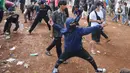 Sejumlah pengunjuk rasa melemparkan batu di Jalan MH Thamrin, Jakarta, Selas (13/10/2020). Massa pengunjuk rasa yang menolak Omnibus Law akhirnya dibubarkan dengan tembakan gas air mata. (merdeka.com/Arie Basuki)