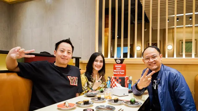 Iis Dahlia bersama suami, Satrio Dewandono, di sela-sela acara grand opening Sushi Ya, Kota Kasablanka (ist)