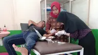 IR, jurnalis media online di Kabupaten Banyuasin Sumsel dirawat di klinik, usai mengalami penganiayaan saat peliputan (Dok. Humas IWO Banyuasin / Nefri Inge)