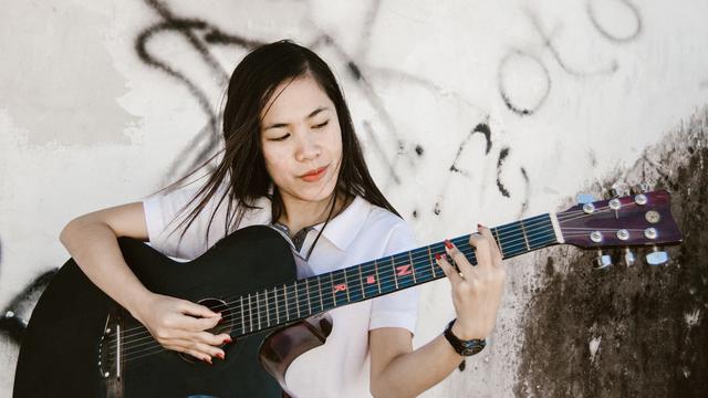 Ilustrasi bermain gitar