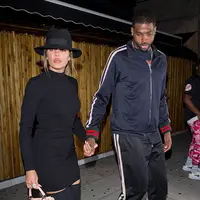 Pada April 2018, beberapa hari sebelum Khloe Kardashian melahirkan, Tristan Thompson tertangkap basah bersama dengan wanita lain di hotel. (HollywoodLife)