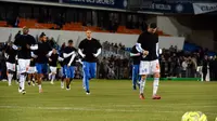 Pemain Marseille mengenakan kaus hitam ketika memasuki lapangan saat hendak bertanding melawan Montpellier.