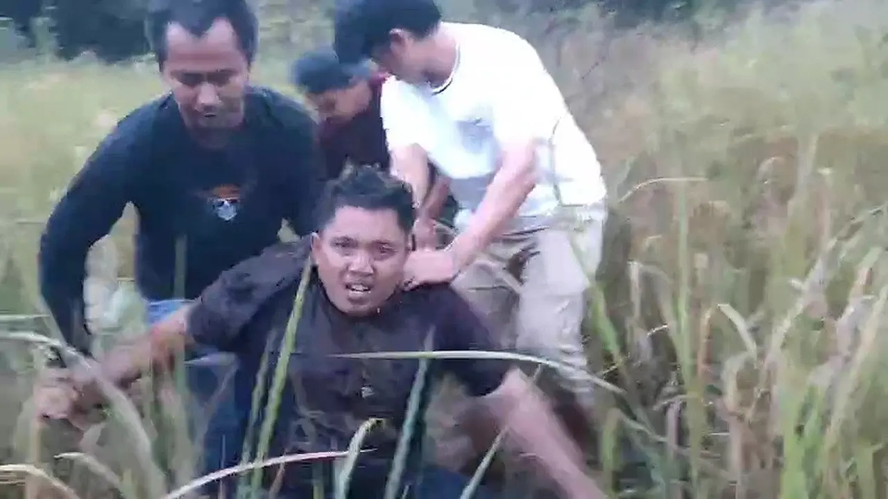 Buronan curanmor berinisial RD (36) alias Labay, diringkus polisi setelah berupaya kabur dengan melompat ke jurang di tepi jalan tol Lampung.