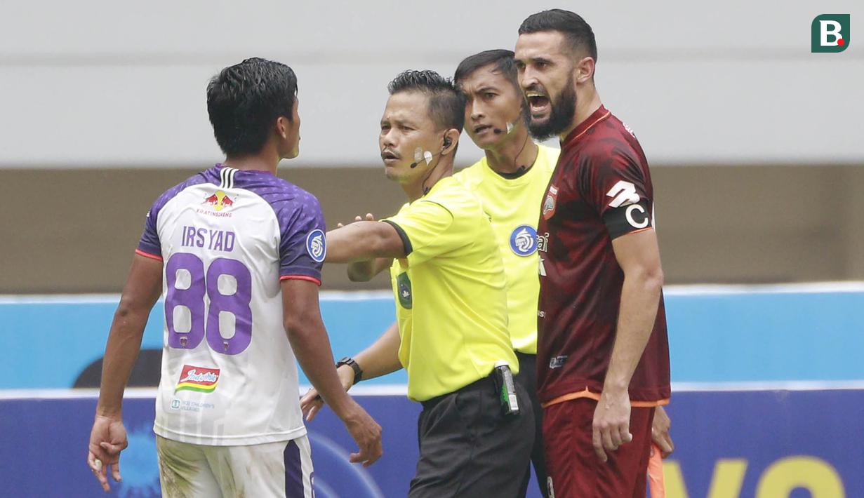 Pemain Persita Tangerang, Irsyad Maulana (kiri) bersitegang dengan pemain Borneo FC, Francisco Torres usai mendapat kartu merah dalam laga pekan ke-6 BRI Liga 1 2021/2022 di Stadion Pakansari, Bogor, Sabtu (10/2/2021). (Bola.com/M Iqbal Ichsan)