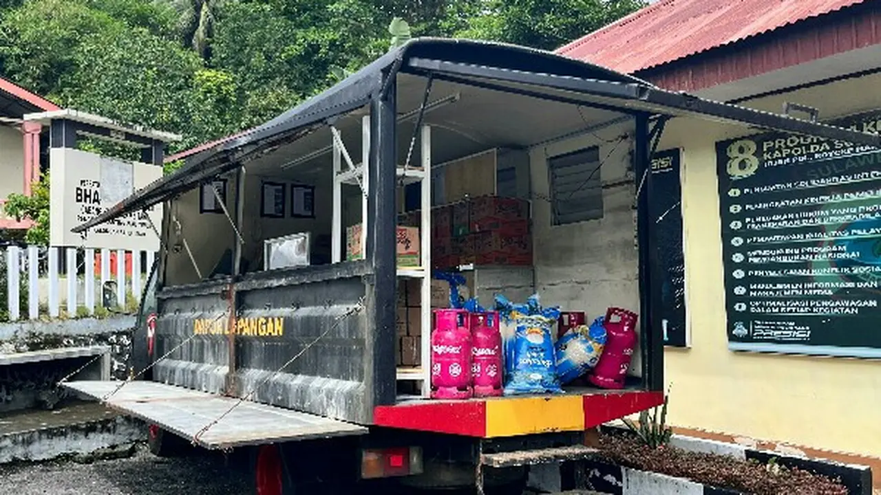 Polisi bikin dapur lapangan untuk bantuk korban banjir di Kepulauan Sitaro