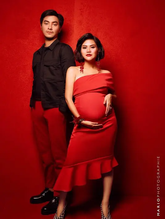 Mytha begitu cantik memesona dengan dress merah cabainya,  sedangkan Barry mengenakan kemeja lengan panjang berwarna hitam dan dipadukan dengan celana berwarna merah. Begitu serasi pasangan muda ini. (Instagram/mythalestari)