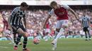 Martin Odegaard (kanan), menendang bola ke gawang MU yang membuahkan gol pertama bagi Arsenal dalam pertandingan lanjutan Liga Inggris 2023/2024 yang berlangsung di Emirates Stadium, London, Minggu (3/9/2023) malam WIB. (AP Photo/Kirsty Wigglesworth)