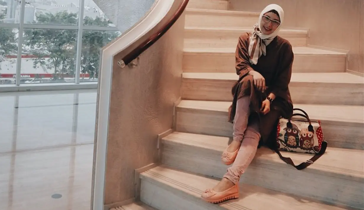 Tak hanya menggunakan hijab, Natly yang dulu menjadi main dancer di 7Icons ini juga kerap menggunakan kacamata yang semakin membuatnya cantik. (Liputan6.com/Instagram/@natly88)