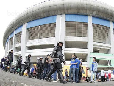 Pihak kepolisian melakukan pengamanan sebelum pembukaan Piala Presiden 2018 di Stadion GBLA, Bandung, Selasa (16/1/2018). Acara ini rencananya akan dibuka oleh Presiden Joko Widodo. (Bola.com/M Iqbal Ichsan)