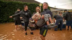 Seorang wanita dievakuasi dari daerah banjir di Porto Alegre, Negara Bagian Rio Grande do Sul, Brasil, pada tanggal 4 Mei 2024. (Carlos Fabal/AFP)