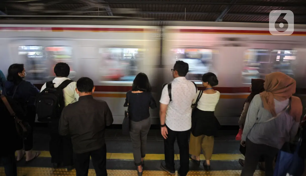 Calon penumpang menunggu kedatangan KRL di Stasiun Juanda, Jakarta, Rabu (20/11/2019). PT KCI akan menambah perjalanan KRL mulai 1 Desember yang disesuaikan dengan Gapeka 2019 guna meningkatkan pelayanan dan mendorong masyarakat menggunakan transportasi publik. (merdeka.com/Iqbal S. Nugroho)