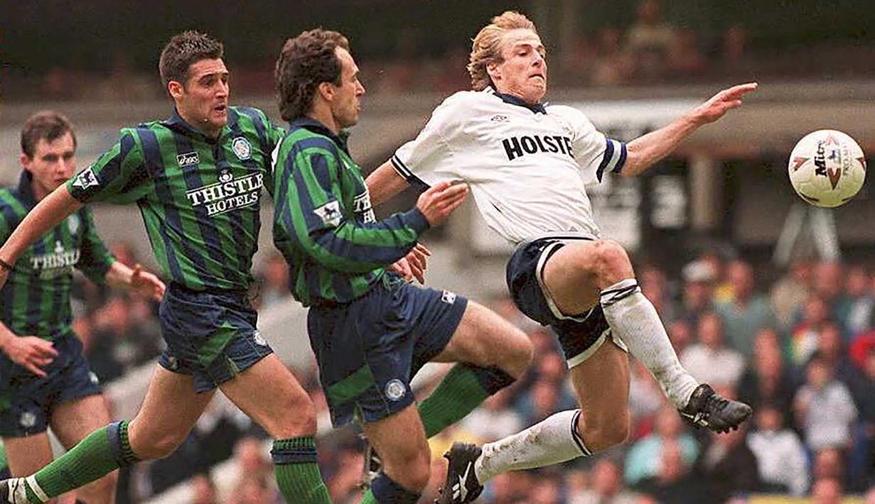Jurgen Klinsmann. Striker Jerman yang kini berusia 58 tahun dan telah pensiun pada Juli 2004 bersama Orange County ini didatangkan Tottenham Hotspur dari AS Monaco pada awal musim 1994/1995 dengan nilai transfer 2,5 juta euro. Ia hanya semusim membela Spurs dan mampu mencetak 20 gol dan 11 assist di Liga Inggris. Total 29 gol dan 14 assist dicetaknya bersama Spurs dari seluruh 50 laga di semua ajang. (AFP/Andrew Winning)