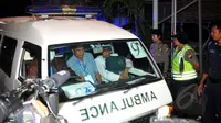 Mobil ambulans yang mengangkut jenazah terpidana mati Zainal Abidin terlihat keluar dari Pulau Nusakambangan, Cilacap, Rabu (29/4/2015). Adik almarhum (tengah) tampak duduk di kursi depan ambulans yang bernomor 9 tersebut. (Liputan6.com/Yoppy Renato) 