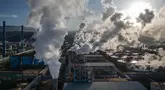 Foto udara yang diambil pada tanggal 18 April 2025 menunjukkan kepulan asap di Weda Bay Industrial Park (WBIP), pusat pengolahan dan peleburan nikel, di Lelilef Sawai, Halmahera Tengah, Maluku Utara. (Foto oleh AFP)