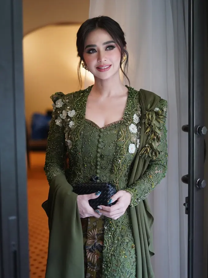 Dewi Perssik Tampil dalam Kebaya Kutubaru Hijau Modern di Perayaan HUT ke-80 TNI