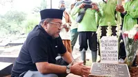 Momen Rano Karno Ziarah ke Makam Aminah Cendrakasih (Sumber: KapanLagi.com/Bayu Herdianto)