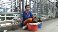 Ramainya netizen membicarakan Ninih sang penjual getuk yang cantik, kini penganan tradisional ini laris manis dijual olehnya. 