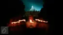 Wisatawan menyalakan lilin dengan latar belakang Candi Borobudur saat dilaksanakan program Earth Hour atau peringatan Hari Bumi oleh WWF, UNESCO dan Balai Konservasi Borobudur, Magelang, Jawa Tengah, Sabtu (19/3) malam. (Foto: Boy Harjanto)