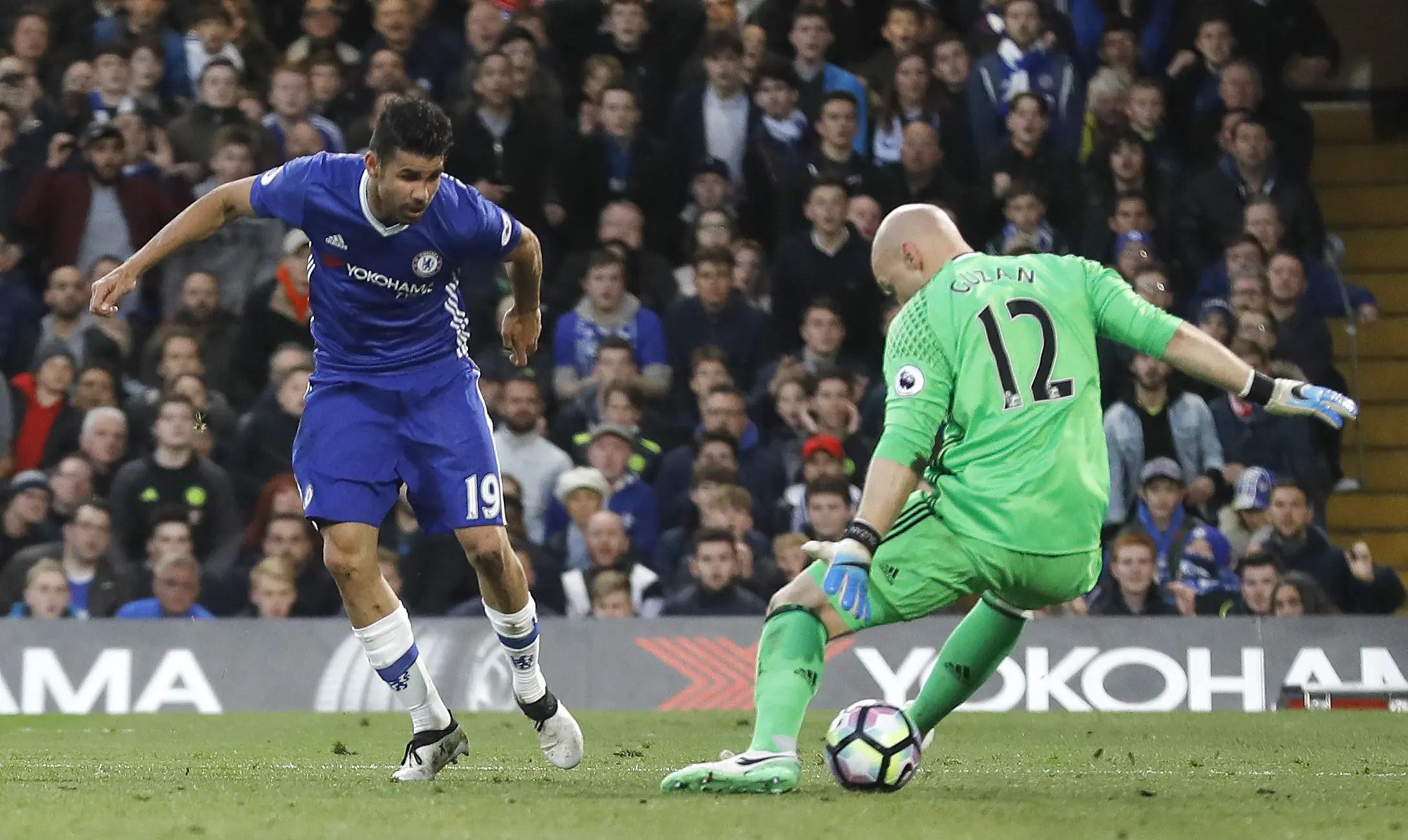 Penyerang Chelsea Diego Costa (kiri) mencetak gol ke gawang Middlesbrough dengan menendang bola melewati kaki kiper Brad Guzan. (AP Photo/Frank Augstein)