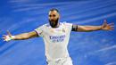 Karim Benzema sukses mengoleksi delapan gol dan tujuh assist dari tujuh penampiannya di Liga Spanyol 2021/2022 bersama Real Madrid. Sempat seret gol di awal, Benzema akhirnya sukses menjadi top skor sementara, bahkan samai jumlah gol yang diciptakan Barcelona hingga pekan ini. (AFP/Gabriel Bouys)