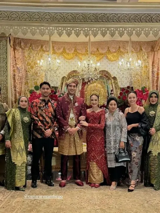 Ada Anggika Bolsterli yang tampil dengan spaghetti top hitam dengan luaran warna senada. Penampilannya dilengkapi dengan kain batik nuansa abu-abu. [@anggikabolsterli].