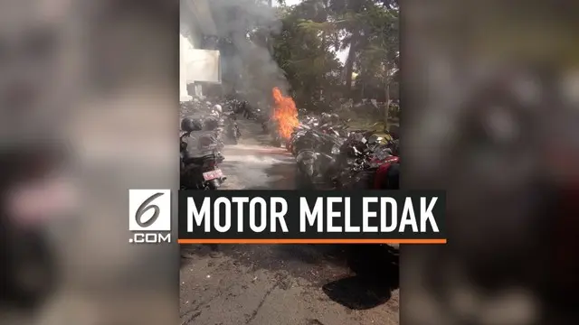 Sebuah sepeda motor terbakar dan meledak di parkiran Kementerian Luar Negeri (Kemlu), Rabu (7/8/2019) siang.