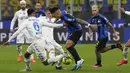 <p>Penyerang Inter Milan, Lautaro Martinez berusaha melewati pemain Empoli, Koni De Winter selama pada pertandingan lanjutan Liga Italia di stadion San Siro di Milan, Italia, Selasa (24/1/2022). Kemenangan atas Inter Milan membuat Empoli kini berada di peringkat ke 9 dengan 25 poin. (AP Photo /Luca Bruno)</p>
