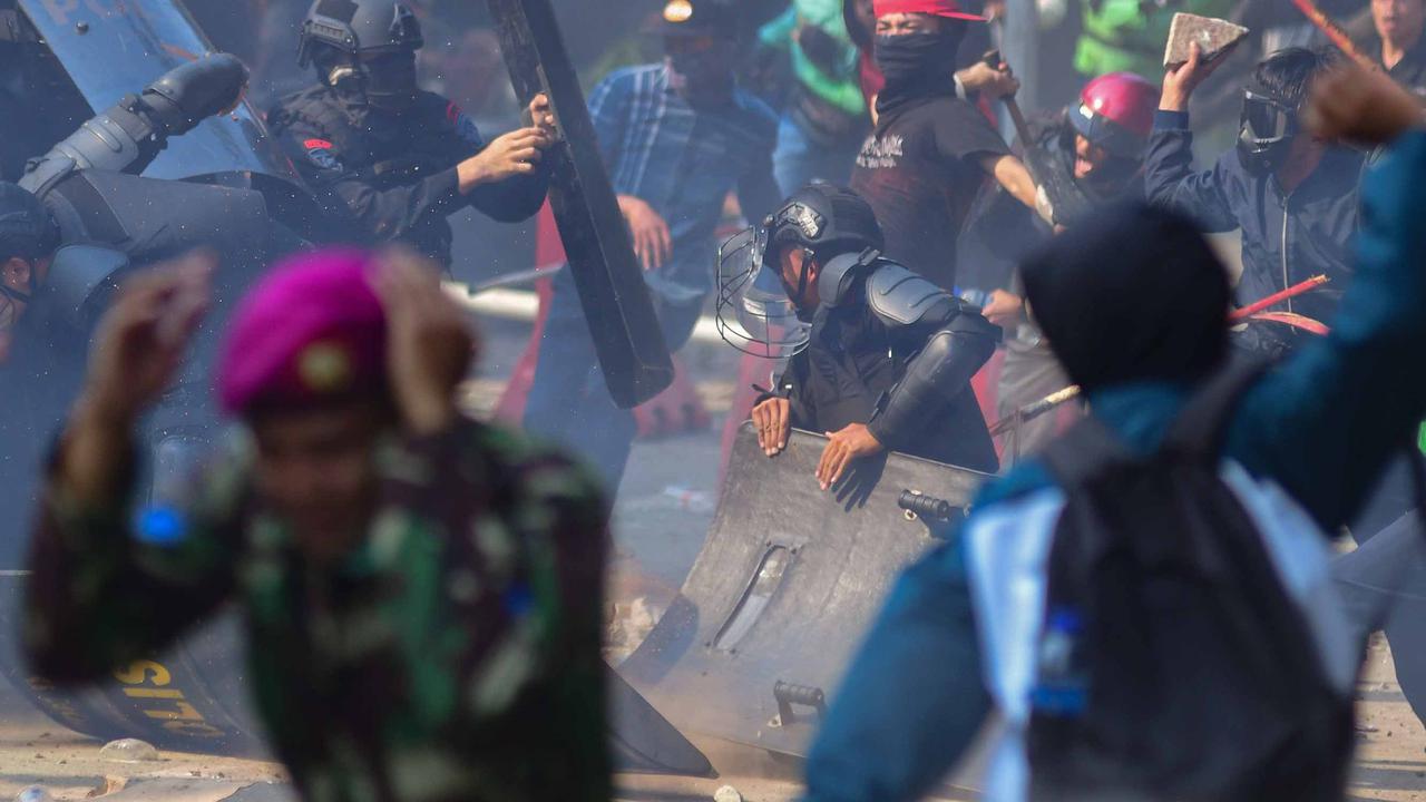 VIDEO: Panas! Momen Massa Pendemo Lempari Markas Brimob Usai Ojol Tewas Dilindas Polisi, Marinir "Maju Maju"