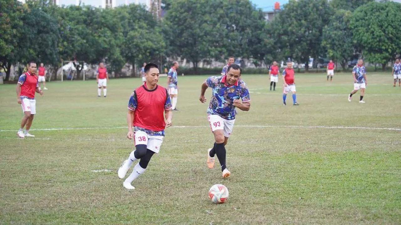 Aksi Mayjen TNI Darah Kopassus Main Bola Bareng Jajaran, Gocekannya Bikin Geleng-geleng