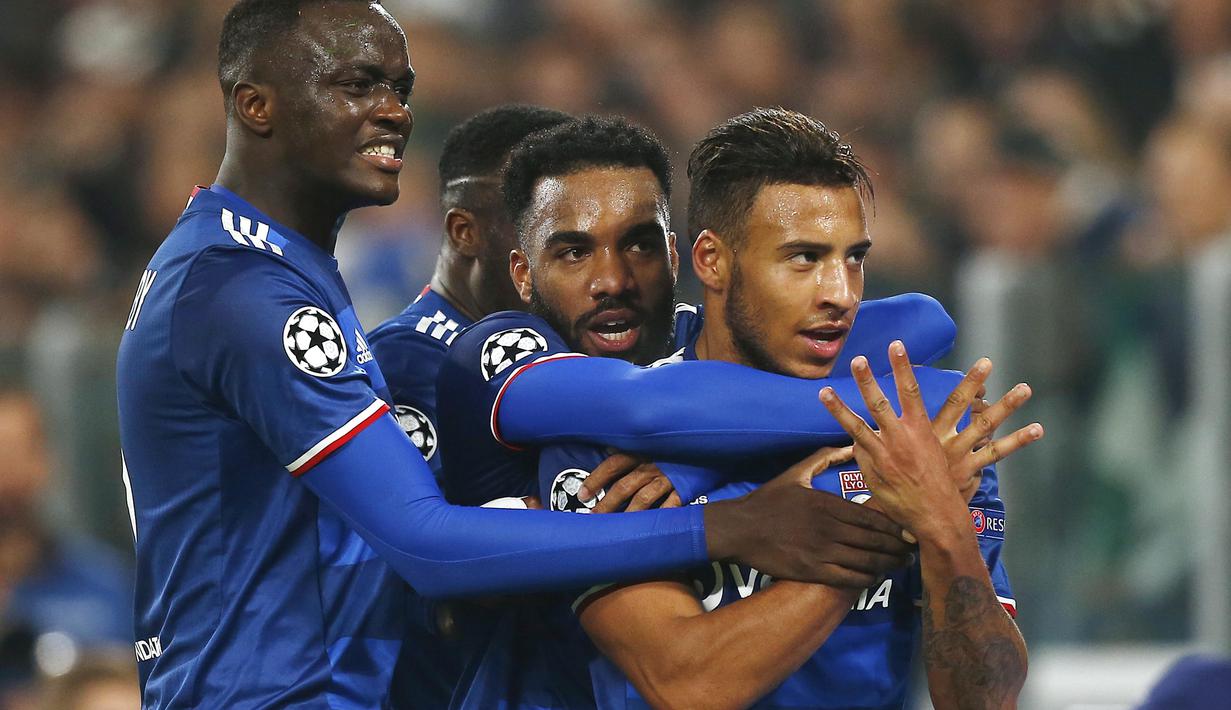 Corentin Tolisso (kanan) merayakan golnya bersama rekan-rekannya saat melawan Juventus pada laga grup H Liga Champions di Juventus stadium, Turin, (2/11/2016). (AFP/Marco Bertorello)