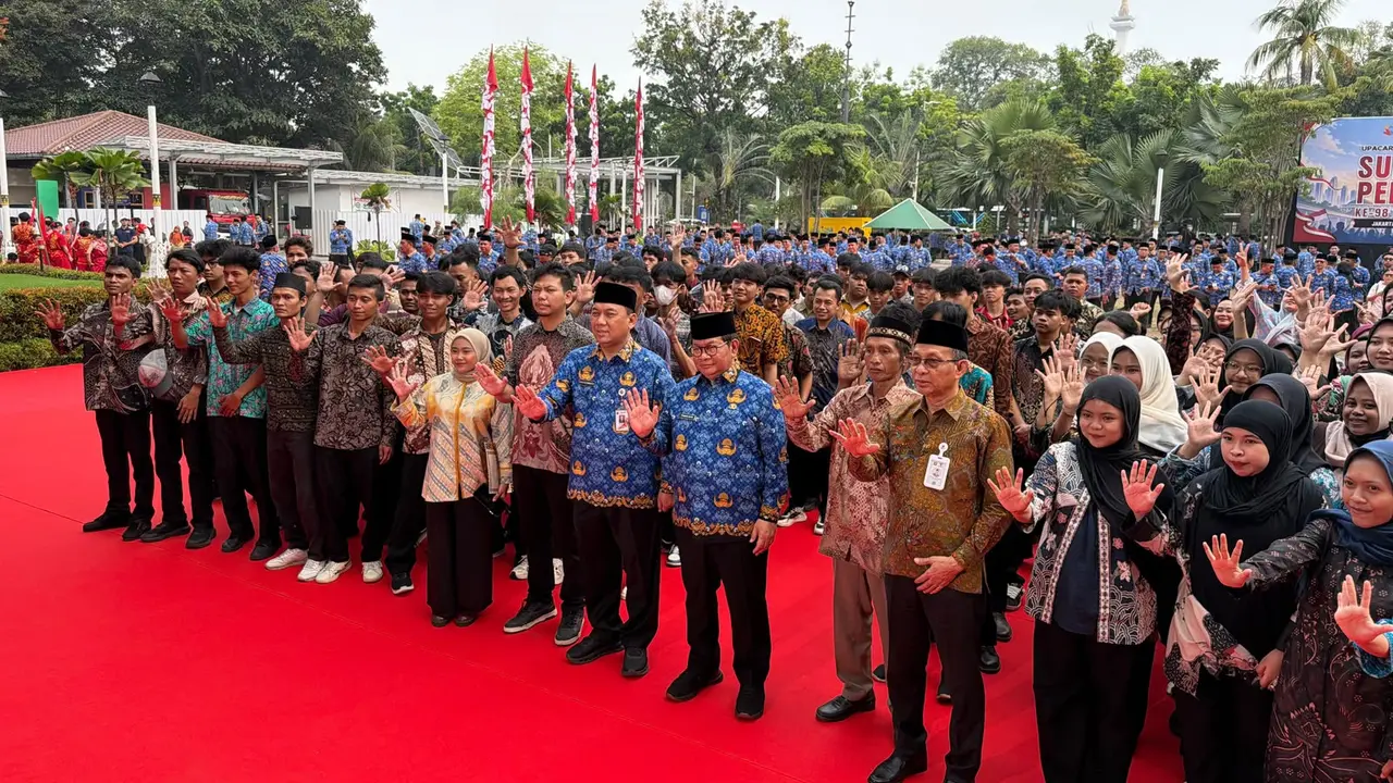 Gubernur DKI Jakarta Pramono Anung saat menyerahkan bantuan pemutihan ijazah tahap kedua tahun 2026. (Liputan6.com/Tisha Maulida)