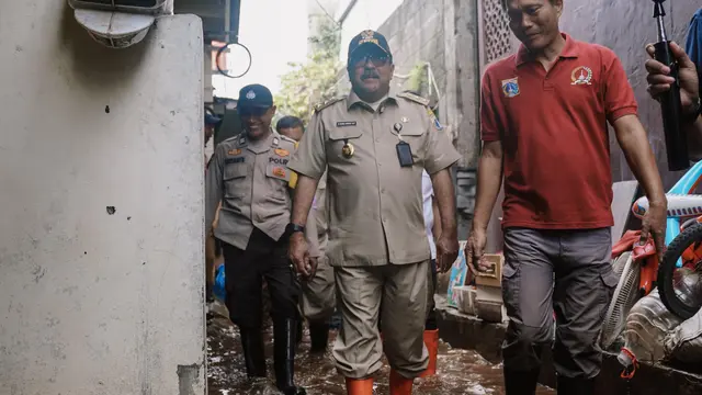 Wakil Gubernur DKI Jakarta, Rano Karno saat meninjau sejumlah titik banjir di Jakarta Selatan.